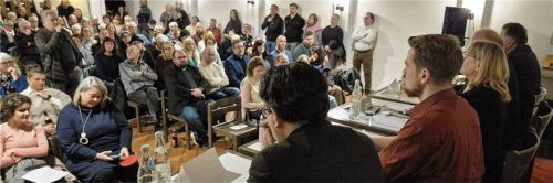 Gespannt lauschten die Wasserburger der Podiumsdiskussion. Fotos Rieger