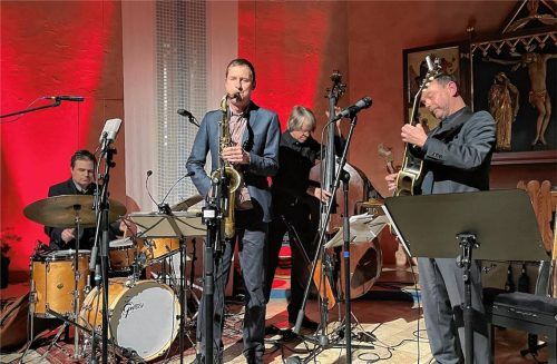 Gestalteten das Auftaktkonzert der diesjährigen Konzertreihe: Saxofonist Till Martin, Matthias Gmelin am Schlagzeug, Henning Sieverts am Bass und Gastgeber Philipp Stauber an der Gitarre. Foto Kirchner