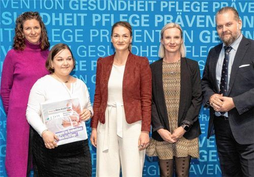 Gesundheitsministerin Judith Gerlach (Mitte) nahm sich Ende 2025 fast eine Stunde für die Anliegen von (von links) Renate Weyrich, Simone Brugger und Veronika Zettel Zeit. Auch CSU-Landtagsabgeordneter Sascha Schnürer, der die Forderungen der drei pflegenden Mütter unterstützt, nahm am Gespräch teil. Foto StMGP