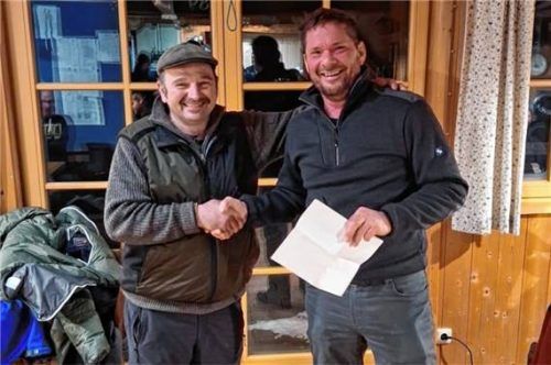 Gratulation an den Gewinner: Die beiden Vorsitzenden, Georg Löw von den Stockschützen und Andreas Adlmaier vom Hufeisenclub. Foto re