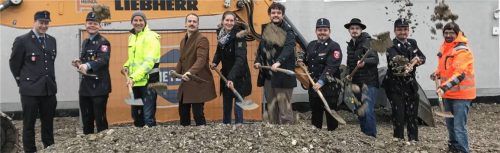 Griffen zum Spaten: (von links) Thomas Riedel (stellvertretender Vorsitzender FW Bernau), Felix Reim (Vorsitzender FW Bernau), Franz Mayer (Firma Haindl, Tiefbau), Erik Hofmann (Büro Romstätter), Irene Biebl-Daiber (Bürgermeisterin), Johannes Romstätter (Büro Romstätter), Stefan Huber (Kommandant), Max Reiter (Techniker Hochbau, Gemeinde Bernau), Matthias Stephan (Zweiter Kommandant), Herr Popek (Firma Swietelsky, Hochbau). Foto Dachs