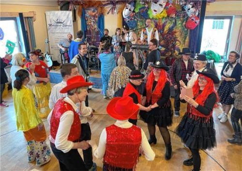 Große Freude herrschte unter den SAK-Faschingsgästen beim Tanzen. Foto Torsten Neuwirth