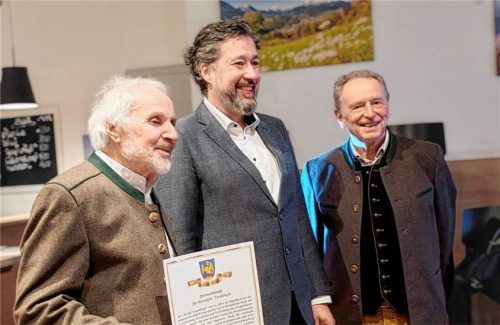 Große Freude über die Ehrung: (von links) Michael Steigenberger, Bürgermeister Dr. Mathias Bernhard und Vorsitzender Norbert Schön.Foto Gloria von Keyserlingk