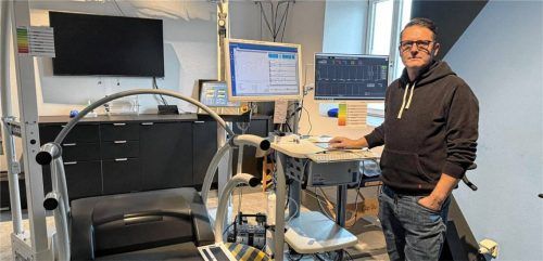 Gründer und Geschäftsführer von „Sports Innovated“: Der Sportwissenschaftler Dr. Manfred Düring im Bewegungs- und Analyselabor. Einige aus dem deutschen Olympia-Team kennen die Rimstinger Einrichtung besonders gut. Foto Nägele