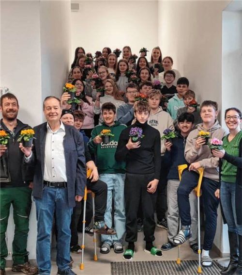 Gruppenbild mit Blumen: (von links) Gärtner Franz Gauster, Michael Oberhofer, ganz rechts Lehrerin Judith Brucker. Foto schule