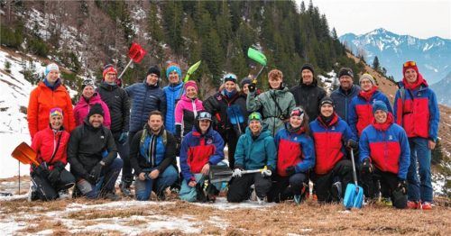 Gruppenbild mit Schaufel: Zufriedene Gesichter gab es bei den Teilnehmern des Lawinenkurses in Schleching. Foto Bergwacht Schleching