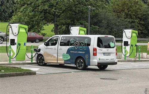 Gstadter Räte haben über die Bedingungen für einen neuen Vertrag zum Weiterbetrieb des On-Demand-Verkehrssystems „Rosi“ beraten – eine pauschale Ermächtigung für den Bürgermeister zur Unterzeichnung eines noch unbekannten Vertrags jedoch abgelehnt.Foto Dachs