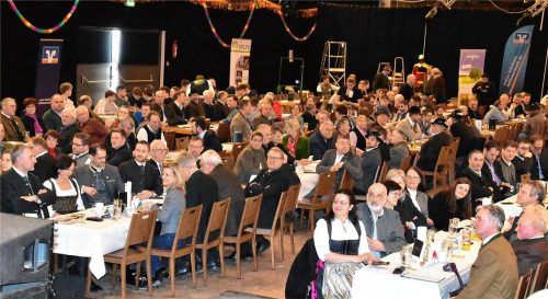 Gut gefüllt war die Auerbräu-Festhalle gestern beim traditionellen Kreisbauerntag an Mariä Lichtmess. Fotos Schlecker