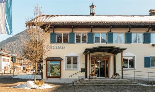 Gut gewirtschaftet wurde im Unterwössner Rathaus (Bild). Das bescheinigt der Rechnungsprüfungsausschuss mit Vorsitzendem Markus Entfellner dem Kämmerer. Foto  Flug