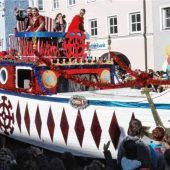 Ein Stadtplatz voller Narren