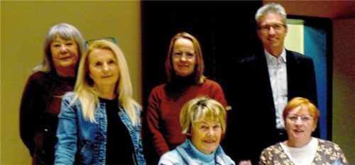 Haben ein Herz für Tiere (von links, hinten) Elfriede Hofer-Cotte, Manuela Gyimes, Michaela Reiser, Bernhard Hobmayer sowie (von links, vorne) Eva Köhr und Monika Schindlbeck. Foto  Fischer