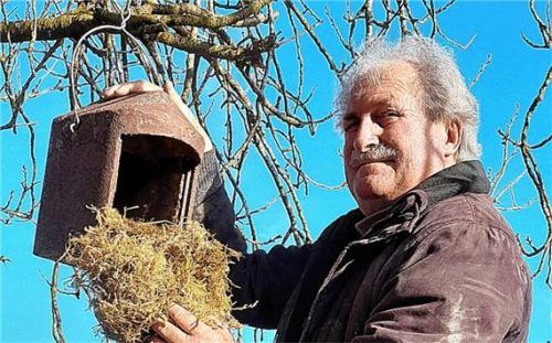 Hans Schmid aus Waldhausen leert einen der 54 belegten Nistkästen in seinem Streuobstgarten. „Jetzt können wieder neue Gäste einziehen.“ Foto Unterforsthuber
