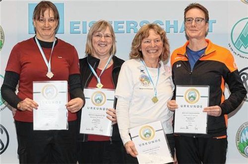 Hedi Mittermaier (Zweite von rechts) sicherte sich bei der bayerischen Hallen-Meisterschaft den dritten Platz.Foto re