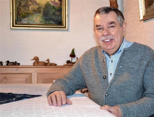 Heimatforscher und Dialektkenner Gustl Lex, daheim am Wohnzimmertisch in Grabenstätt. Foto xe