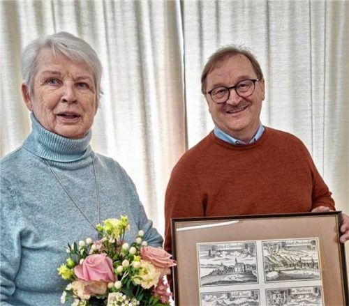 Helga Keppner schenkte der Gemeinde Grabenstätt die Bildtafel mit den vier Kupferstichen von Michael Wening aus dem 18. Jahrhundert. Bürgermeister Gerhard Wirnshofer versprach, dass sie einen besonderen Platz im Grabenstätter Rathaus bekommen wird. Foto Oberkandler