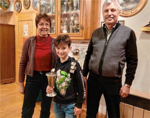 Herzliche Gratulation: (von links) Schützenmeisterin Yvonne Hirzinger, Jugendschützenkönig Felix Hinterholzer und Zweiter Schützenmeister Georg Seiser. Foto Fröhler