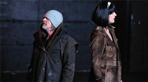 Hilmar Henjes und Rosalie Schlagheck spielen in „Die Stühle“ von Eugène Ionesco. Foto Flamm