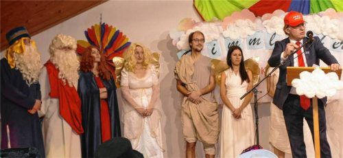 „Himmlischer Wahlkampf“ hieß der Beitrag der Minis Christkönig und des Pfarrbüroteams beim Kappenabend in Waldkraiburg. Fotos  Bachmaier