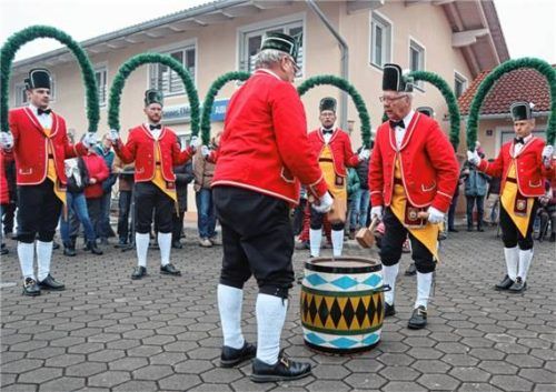 Holzfass-Klopfen: Die zwei Schäffler beim „Reifenauftreiben“ auf ein Fass, das das Handwerk der Schäffler nachahmt. Foto Stache