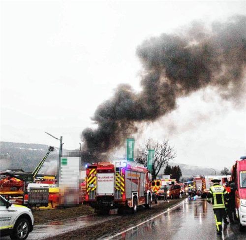 Hunderte Einsatzkräfte eilten am vergangenen Dienstag zu einem Großbrand in Au. Foto jre