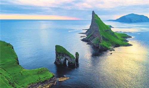 Ikonisch: Drangarnir-Klippen zwischen Vágar und Tindhólmur. Fotos Jonathan Ponstingl, Imago/Zoonar/Addictive Stock