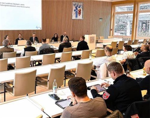 Im großen Sitzungssaal des Landratsamtes Rosenheim tagte die Verbandsversammlung des Zweckverbandes für Rettungsdienst und Feuerwehralarmierung Rosenheim (ZRF). Foto Knarr
