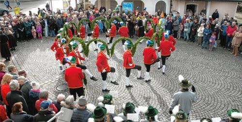 Im Herzen von Prien traten die Kirchheimer Schäffler auf.Fotos berger