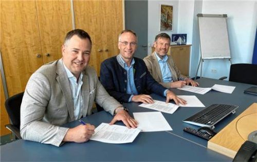 Im Mai vergangenen Jahres unterzeichneten Aschaus Bürgermeister Christian Weyrich (von links), Waldkraiburgs Bürgermeister Robert Pötzsch und Stadtwerke-Geschäftsführer Herbert Lechner eine Absichtserklärung zur Zusammenarbeit bei der Geothermie. Foto Lohmann