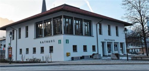 Im Marquartsteiner Rathaus hat der Gemeinderat den Finanzplan 2025 bis 2029 und den Haushalt 2026 beschlossen. Nach Jahren der Schuldenfreiheit sollen Rücklagen aufgebraucht und für Großprojekte Kredite aufgenommen werden. Foto Wunderlich