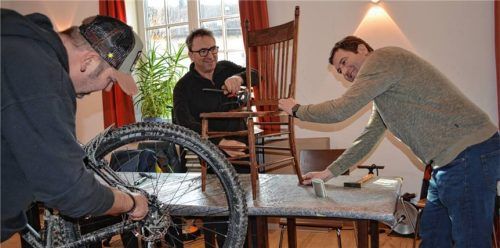 Im Mietenkamer Dorfsaal wurde geschraubt, geleimt und getüftelt. Hier sind (von links) Albert Strehhuber, Franz Pletschacher und Thomas Göls im Einsatz. Foto Eder