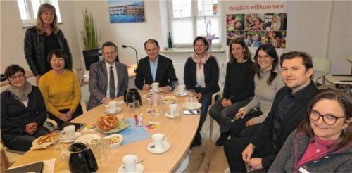 Im neuen Besprechungsraum der Aiblinger Caritas traf sich Bürgermeister Stephan Schlier (Vierter von links) mit den Caritas-Verantwortlichen. Foto baumann