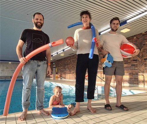Im Schwimmbad mit den Rettungsschwimmern: (von links) Andreas Arbter, Annika Becker und Daniel Dollmann, dazwischen Katharina als eifrige Nutzerin. Foto Rieger