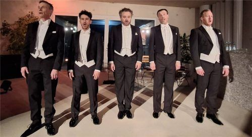Im stilvollen Frack und mit präzisem Close-Harmony-Gesang begeistern (von links) Klaus Steppberger (Tenor), Manuel Ried (Tenor), Manuel Adt (Bariton), Manfred Stecher (Bariton) und Clemens Joswig (Bass) als „Munich Harmonists“ ihr Publikum. Foto Steffenhagen