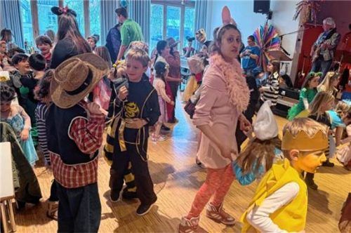 In bunten Kostümen wurde eifrig getanzt.Foto Kotter