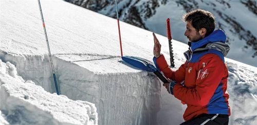In den bayerischen Alpen herrscht derzeit eine erhebliche Lawinengefahr, die auch der Leiter der Lawinenwarnzentrale, Dr. Thomas Feistl, genau im Blick hat.Fotos  Lawinenzentrale Bayern