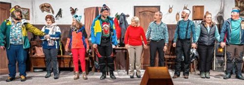 In der gelungenen Inszenierung spielen (von links) Andreas Fegl junior, Elisabeth Brechlin, Sandra Guggenbichler, Robert Binder, Angie Schuhmacher, Andreas Hartl, Max Zunhammer, Sandra Fegl und Marcel Brechlin. Foto Aicher