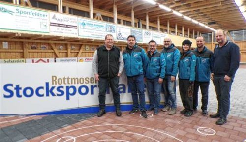 In der Stocksporthalle: (von links) Bürgermeister Stefan Adam, die neuen Vorstandsmitglieder der Stockschützenabteilung, Michael Neumeier, Erdmann Lerch, Christian Menzel, Maria Menzel und Markus Heinzl sowie Stephan Dialler, Vorsitzender des Gesamtvereins. Foto re
