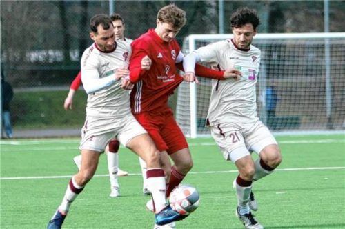 In der Zange: 1860-Mittelfeldakteur Michael Summerer erzielte den einzigen Treffer im Pokalspiel.Foto Wolfgang Fehrmann