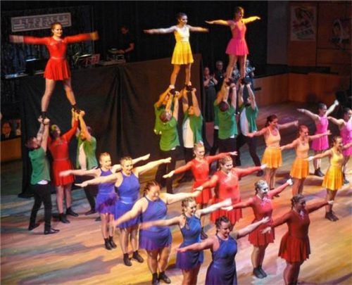 In die bunte Welt der Farben nahm die Waldburgia die Ballbesucher mit.Foto  Fischer