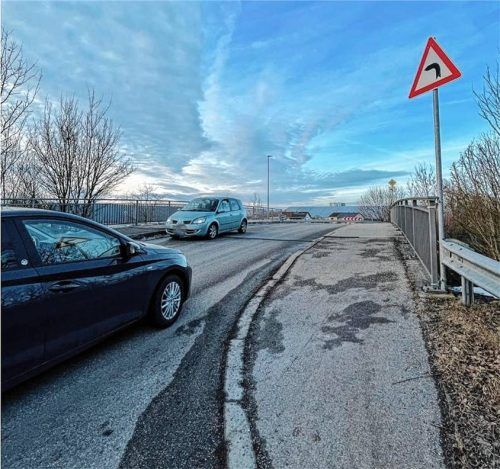 In dieser engen Kurve beginnt die „kleine“ Ostumfahrung Mühldorfs aus Richtung Süden und führt über den Innkanal weiter durch das Gewerbegebiet in Richtung Autobahn. Foto Latta