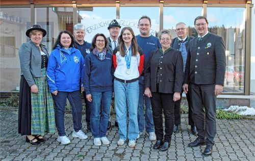 In Hofgiebing wurde das EM-Silber ordentlich gefeiert: (von links) Angela Schwarzenböck, Monika Wimmer, Otto Niedermayer, Martina Greimel, Andreas Lentner, Eva Greimel, Hans Greimel, Gertraud Stadler, Alfred Reiner und Christian Kühn. Foto stadler