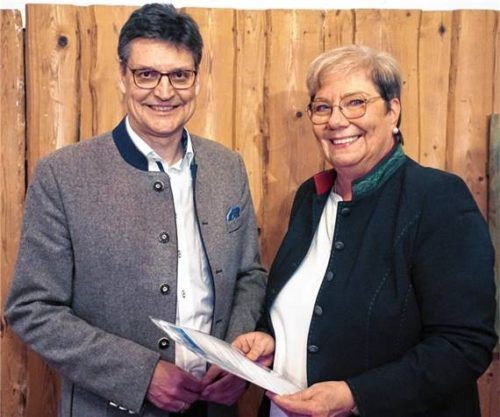 Ingrid Obermeier-Osl (rechts) bei der Übergabe des IHK-Positionspapiers an Landrat Max Heimerl.Foto  Sutherland