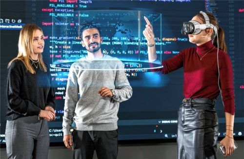 Interaktive Medien eröffnen eine völlig neue Welt. Mit den innovativen Technologien dafür beschäftigen sich die Studierenden des neuen Studiengangs Smart Interactive Media. Foto Max Baudrexl