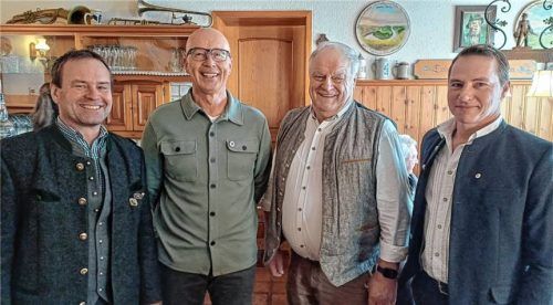 Jahresversammlung in Schwabering: (von links) Vorsitzender Sepp Eckl, Thomas Böhm, Zweiter Vorsitzender Sepp Schlosser und Sepp Hamberger junior. Foto re