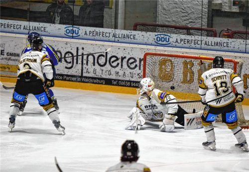 Jakub Šrámek erzielt hier das 2:2 für den EHC Waldkraiburg.Foto Yasmin Neumann