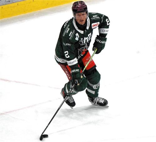 Joel Keussen (rechts) hat im Heimspiel gegen die Lausitzer Füchse nach über einem Monat sein Comeback für die Starbulls gefeiert.Foto Franz Ruprecht