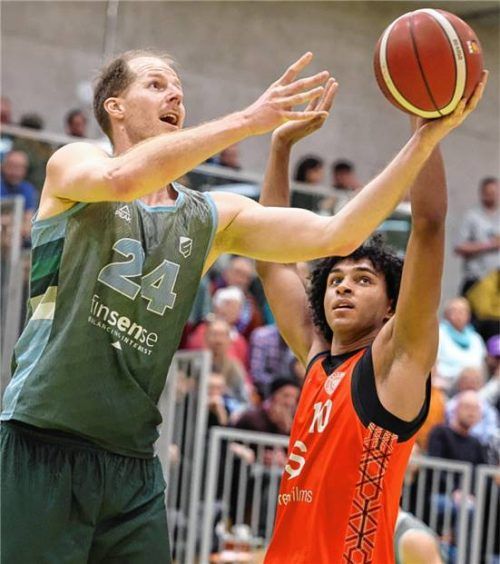 Johannes Wießnet (links) verbuchte zwölf Punkte für die Rosenheimer Basketballer.Foto Hans Weitz
