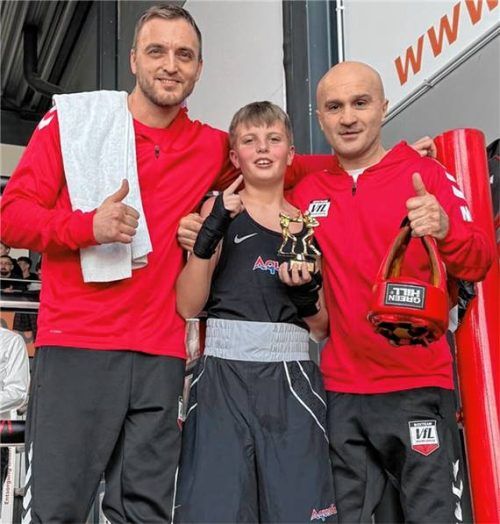 John Polanski (Mitte) hat seinen zweiten Sieg im zweiten Kampf errungen.Foto VfL Waldkraiburg