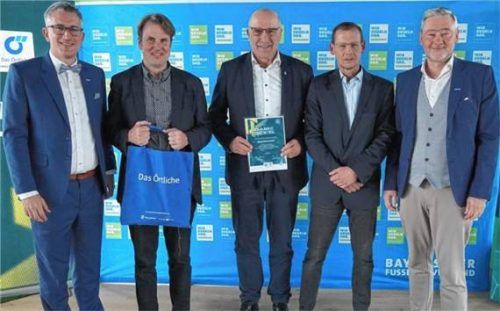 Josef Kurzmeier (Mitte) war einer der Geehrten im Rahmen der Aktion „Danke Schiri“.Foto BFV