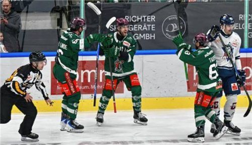 Jubel bei den Starbulls und Charlie Sarault (Mitte).Foto Ziegler